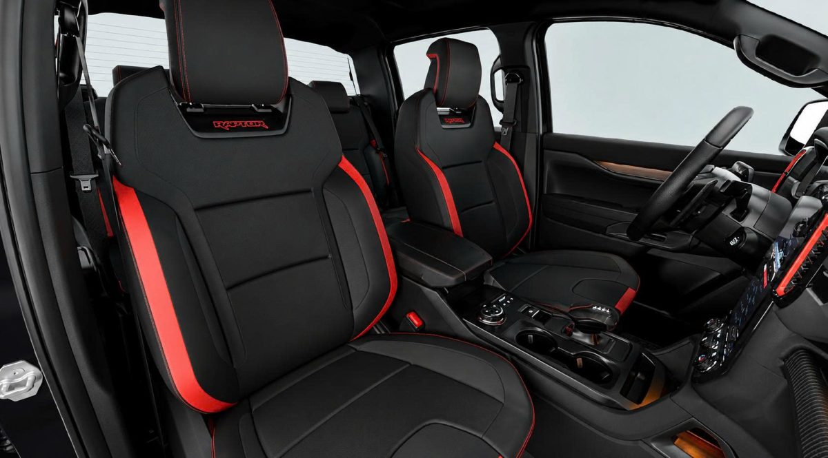 Ghế ngồi theo phong cách thiết kế Ford Performance
Ghế thể thao lấy cảm hứng từ máy bay chiến đấu, cụm đồng hồ kỹ thuật số 12.4 inch và hệ thống âm thanh B&O cao cấp.
Mọi chi tiết đều khiến khoang lái trở nên đầy cảm hứng ngay khi bước vào.