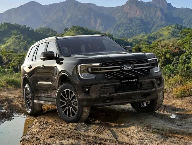 Hai lựa chọn hệ dẫn động
Phiên bản hệ dẫn động 4×2 mang đến sự linh hoạt, phù hợp với nhu cầu di chuyển hàng ngày trong đô thị cũng như những chuyến dã ngoại cuối tuần nhẹ nhàng cùng gia đình. Phiên bản hệ dẫn động 4×4 là người bạn đồng hành lý tưởng để chinh phục mọi địa hình, mọi chuyến phiêu lưu.